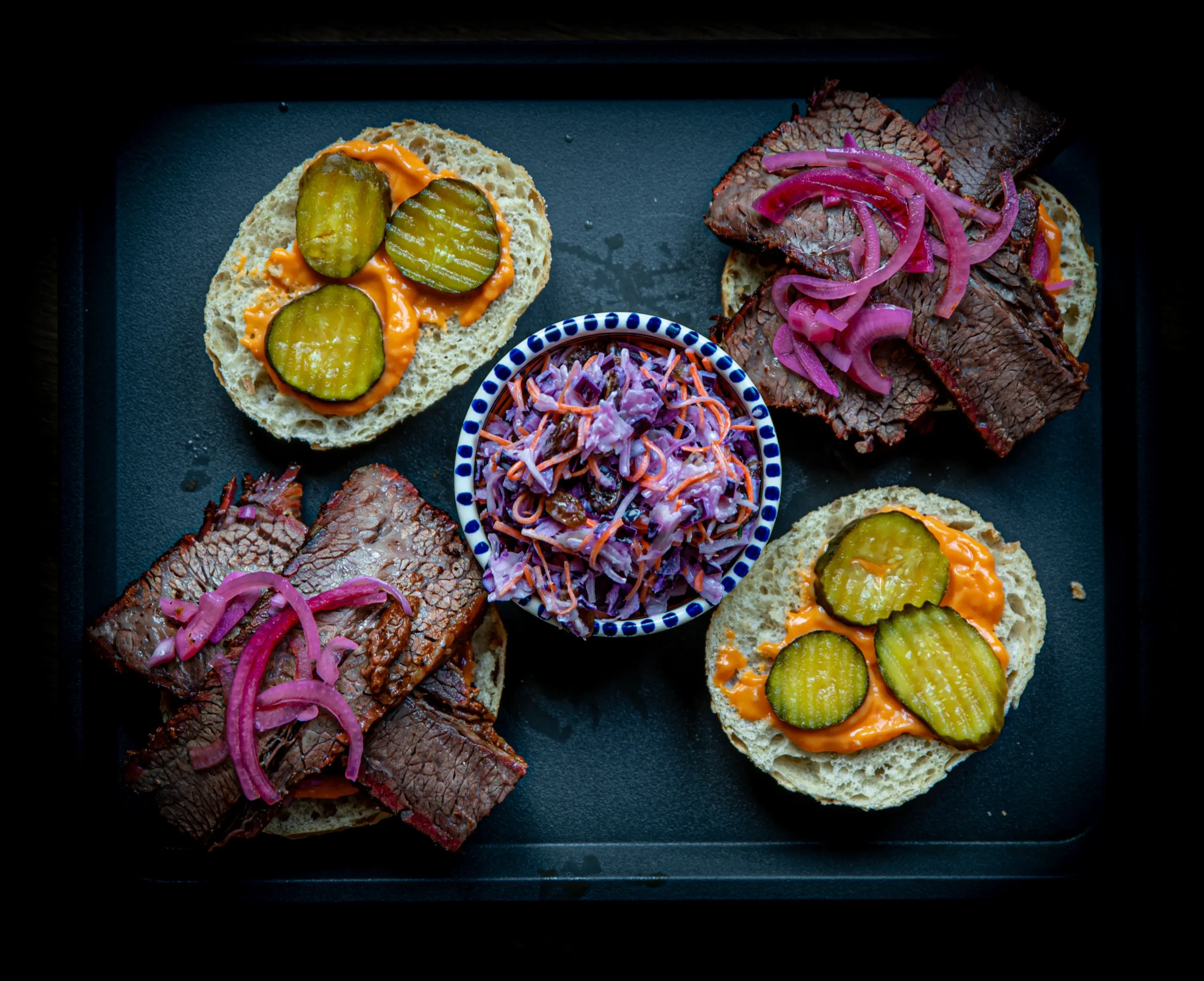 Brisket sandwich maken met pickles en rode ui