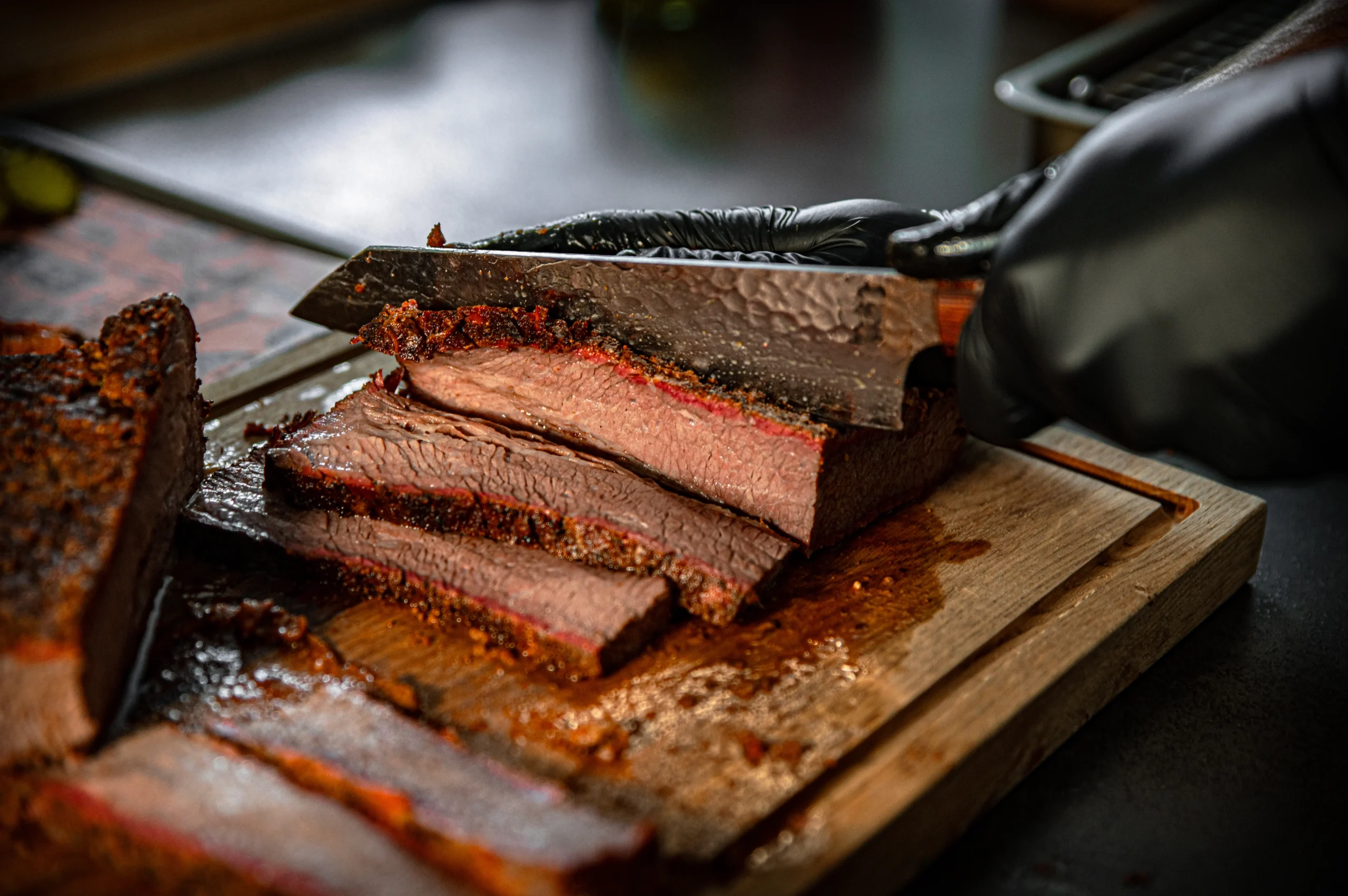 Brisket whole packer aansnijden op een snijplank