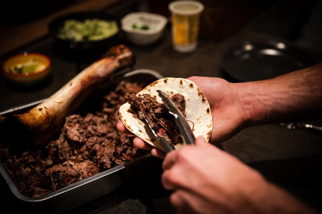 Beef hammer van de BBQ met pulled beef taco's